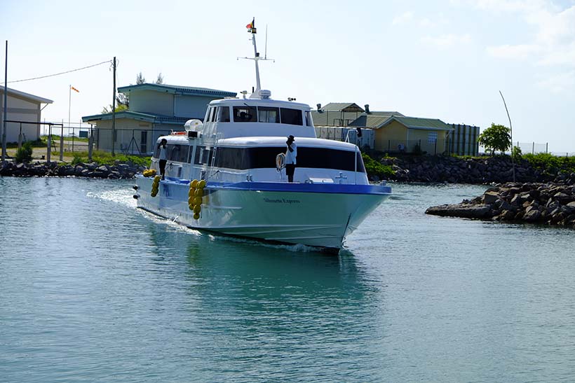 Silhouette island navetta